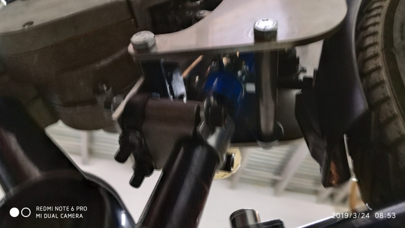 Pohled ze spodu na uchycení předlohy