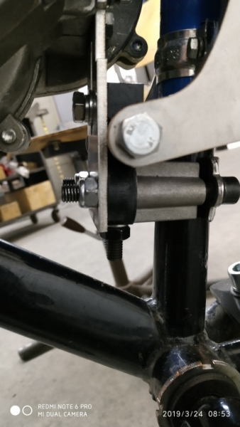 Pohled z boku na uchycení předlohy z leva