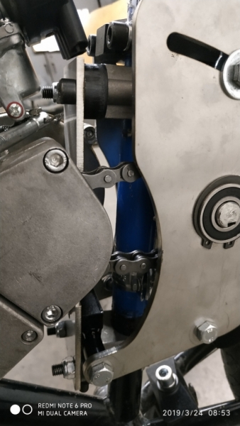 Pohled z boku na napínání řetězu od spojky