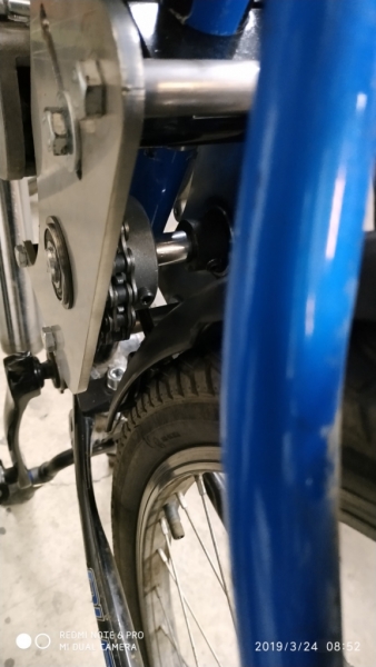 Pohled na napínání řetězu od spojky ze zadu