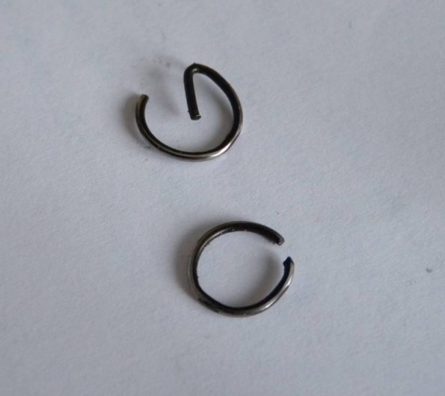 Pojistky (nahoře ještě celá, dole po totálním záděru)